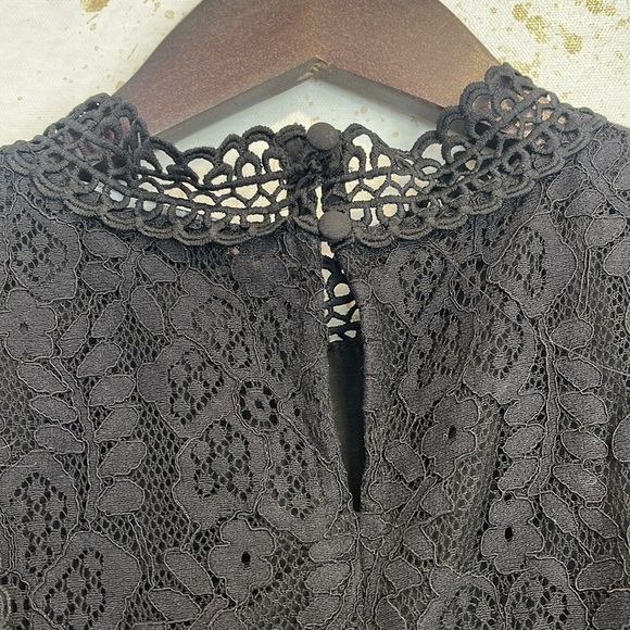 Scalloped Cut-out lace Top - Picture 4 of 8